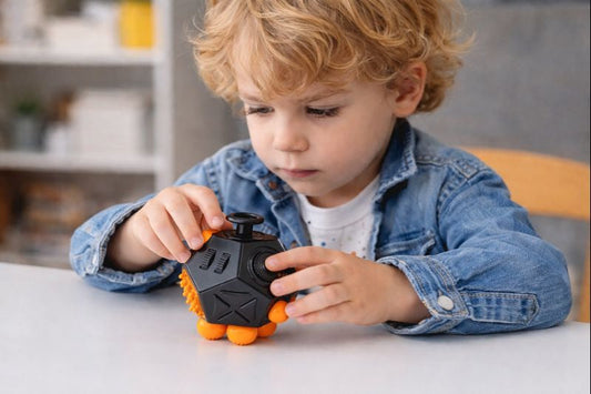 Outils sensoriels pour enfant TDAH : fidgets, casques antibruit et thérapie sensorielle