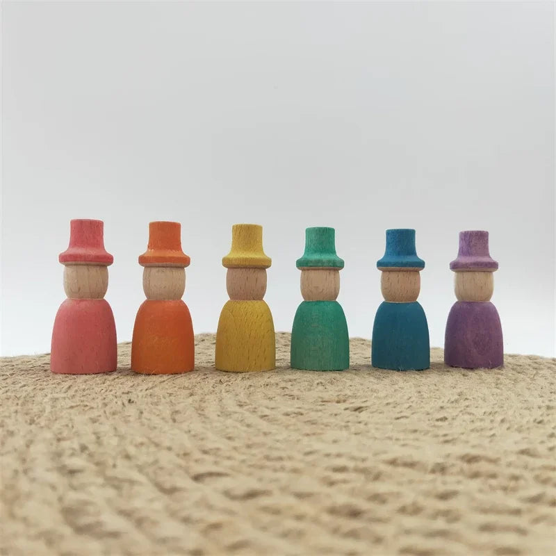 Figurines en bois colorées – Apprendre autrement, à son rythme