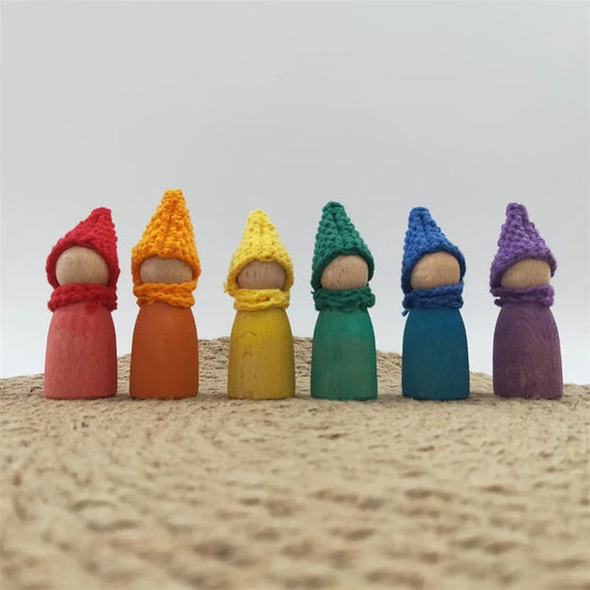 Figurines en bois colorées – Apprendre autrement, à son rythme