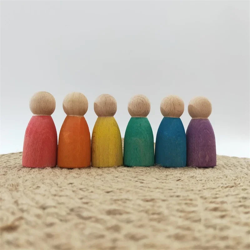 Figurines en bois colorées – Apprendre autrement, à son rythme