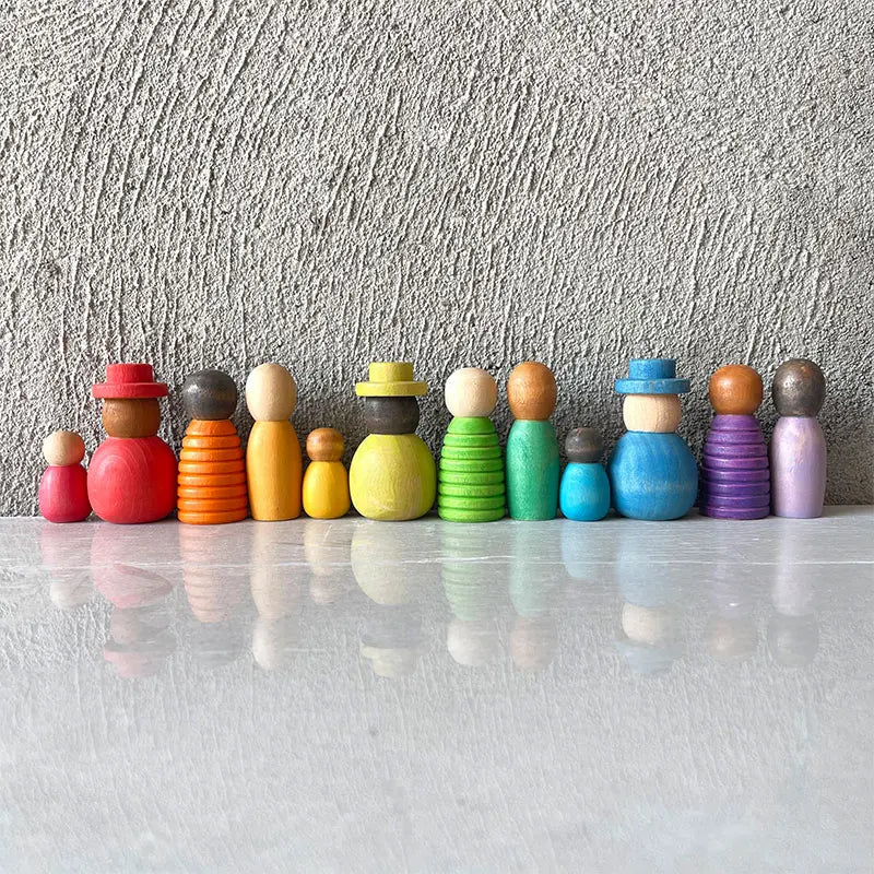 Figurines en bois colorées – Apprendre autrement, à son rythme